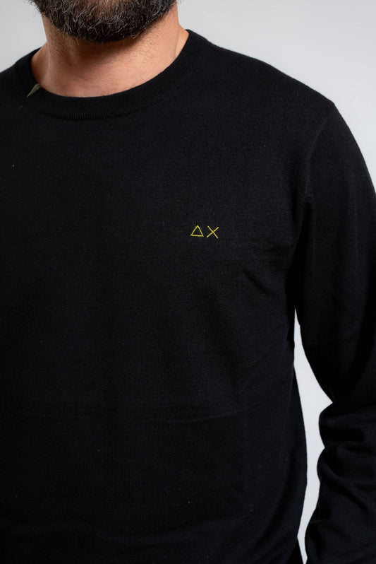 dettaglio del logo sun68 ricamato in giallo sulla maglia basc nera in misto lana merino e cotone