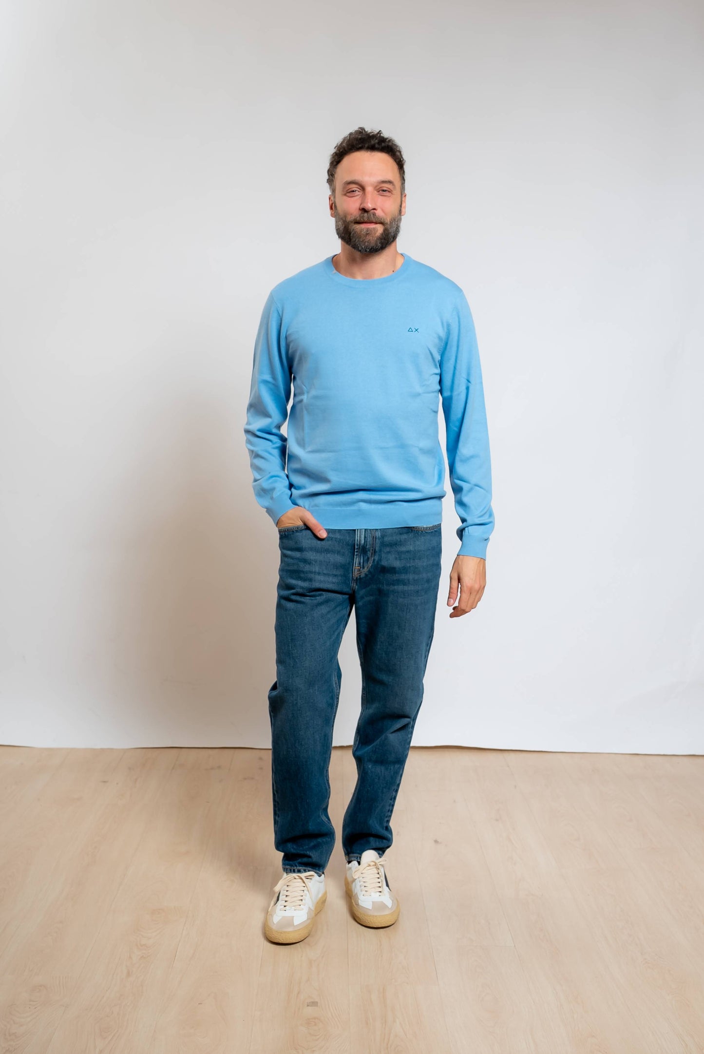 sun68 uomo maglia celeste basic in lana merino e cotone abbinata ad un jeans blu e sneakers bianche