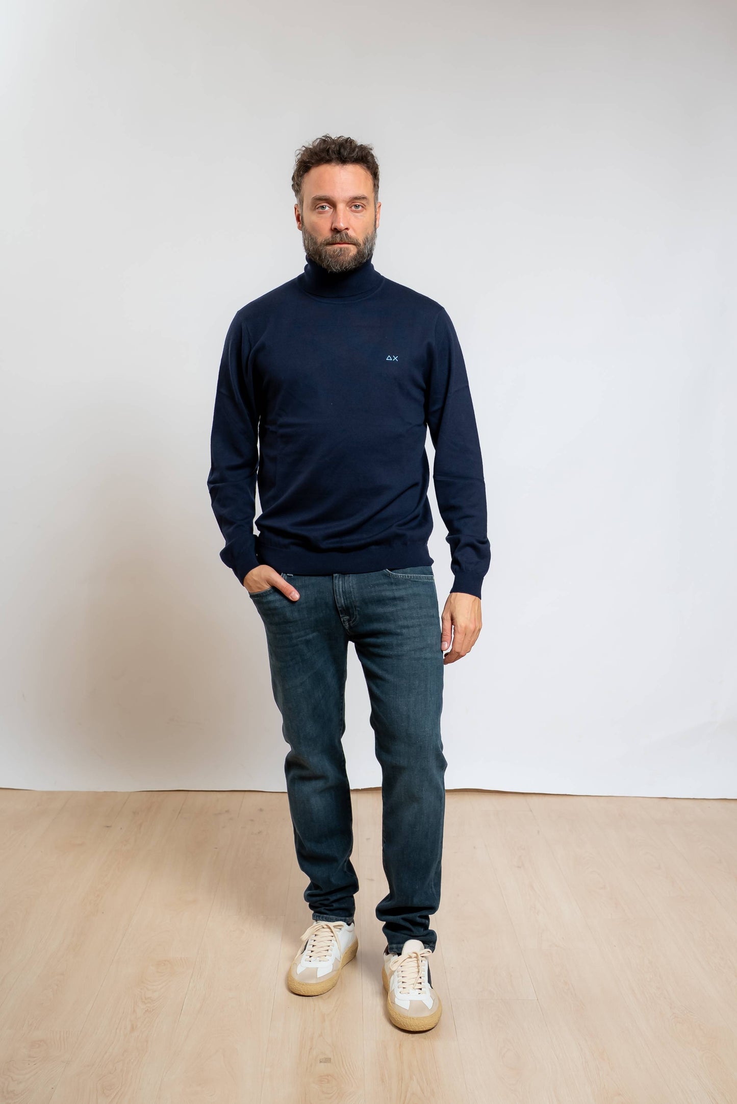 Sun68 maglione a collo alto blu in cotone e lana merino abbinato ad un jeans blu e sneakers bianche