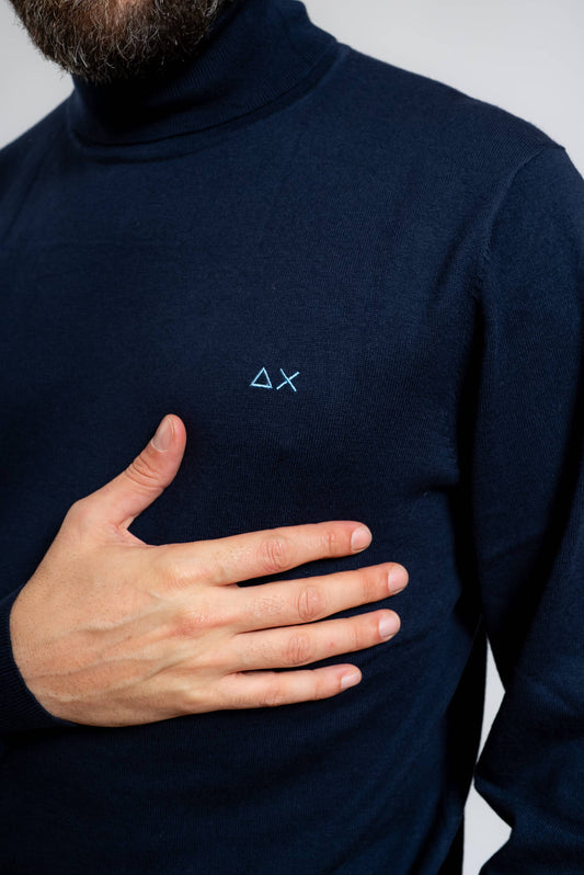 dettaglio del logo sun68 a contrasto sul maglione a collo alto blu in cotone e lana merino