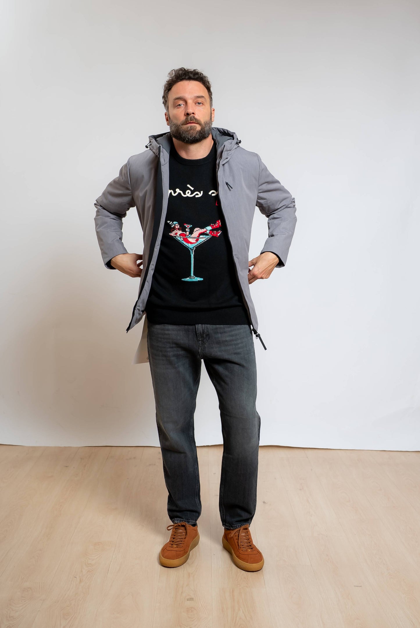 Giubbino Shikoku Grigio realizzato in tessuto tecnico abbinato ad un maglione nero e un jeans grigio