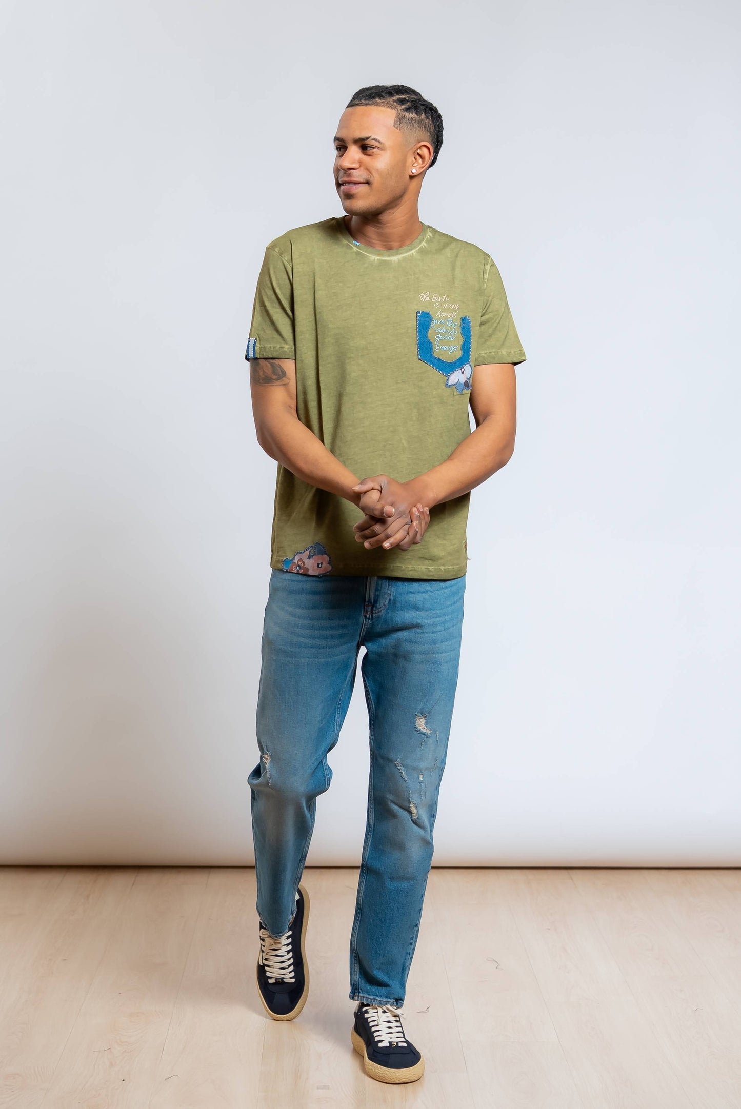 T-shirt Even Verde con Ricami e Denim