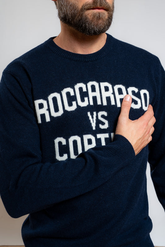 dettaglio della scritta frontale roccaraso vs cortina sul maglione blu in misto lana di mc2 saint barth uomo