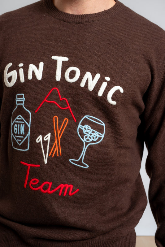 dettaglio del ricamo frontale gin tonic team sul maglione heron marrone in misto lana di mc2 saint barth uomo