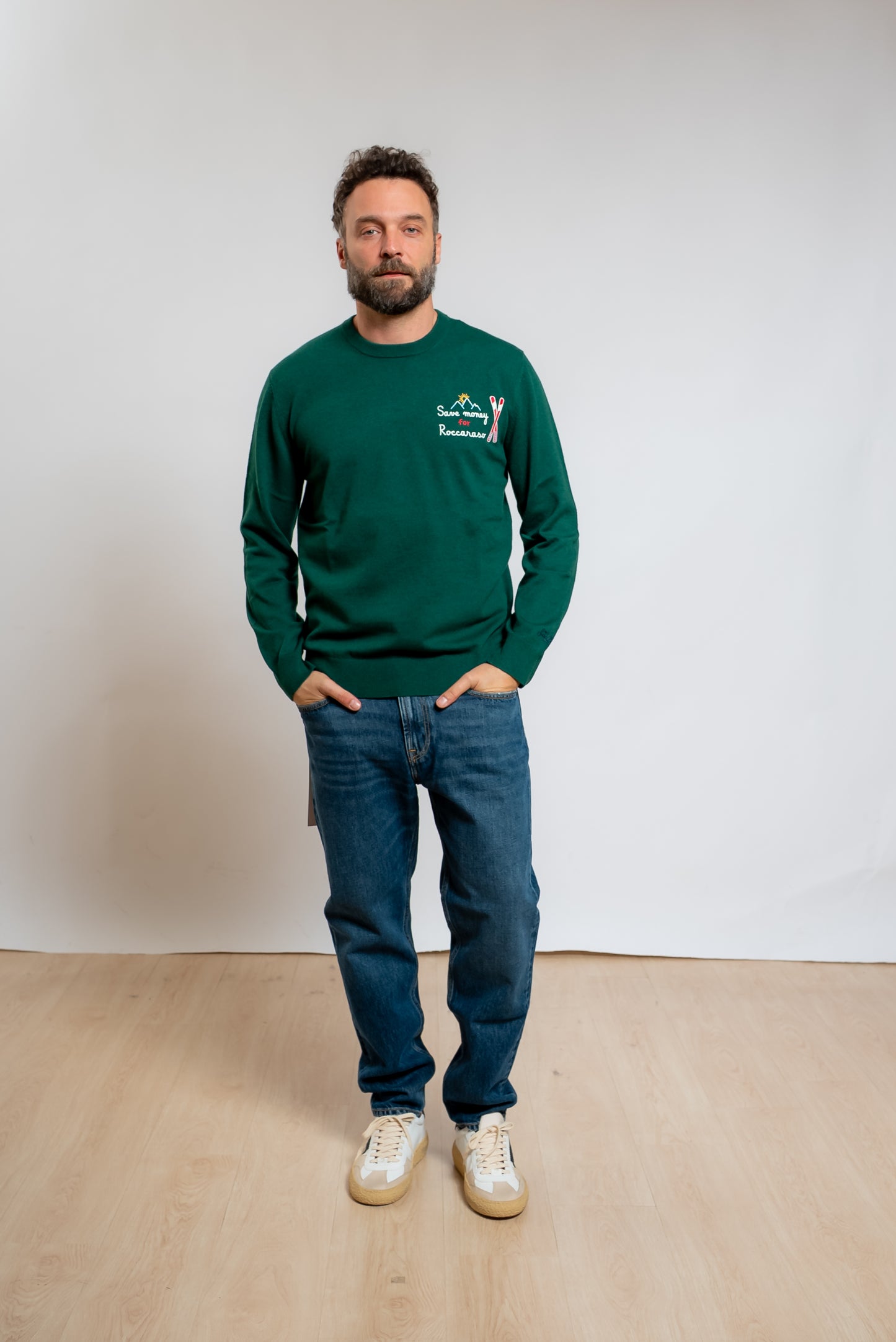 mc2 saint barth uomo maglione Heron Light verde con scritta save money for roccaraso abbinato a jeans blu e sneakers bianche