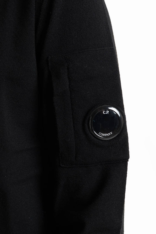 Cp company maglia nera in lana con mezza zip sul davanti polo collar, dettaglio