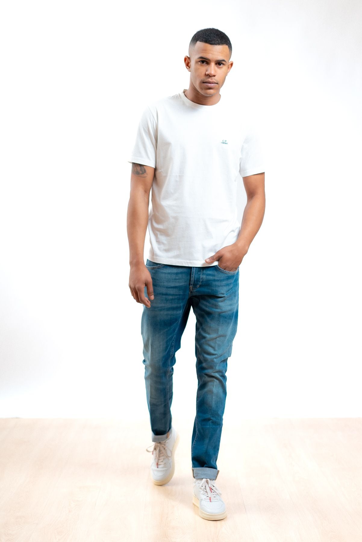 cp company uomo t-shirt bianca a girocollo con logo, intero
