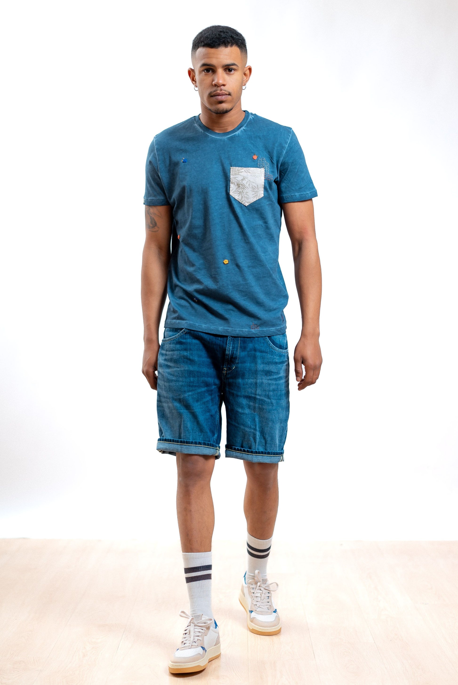 T-shirt even in cotone blu con taschino e ricami, intero