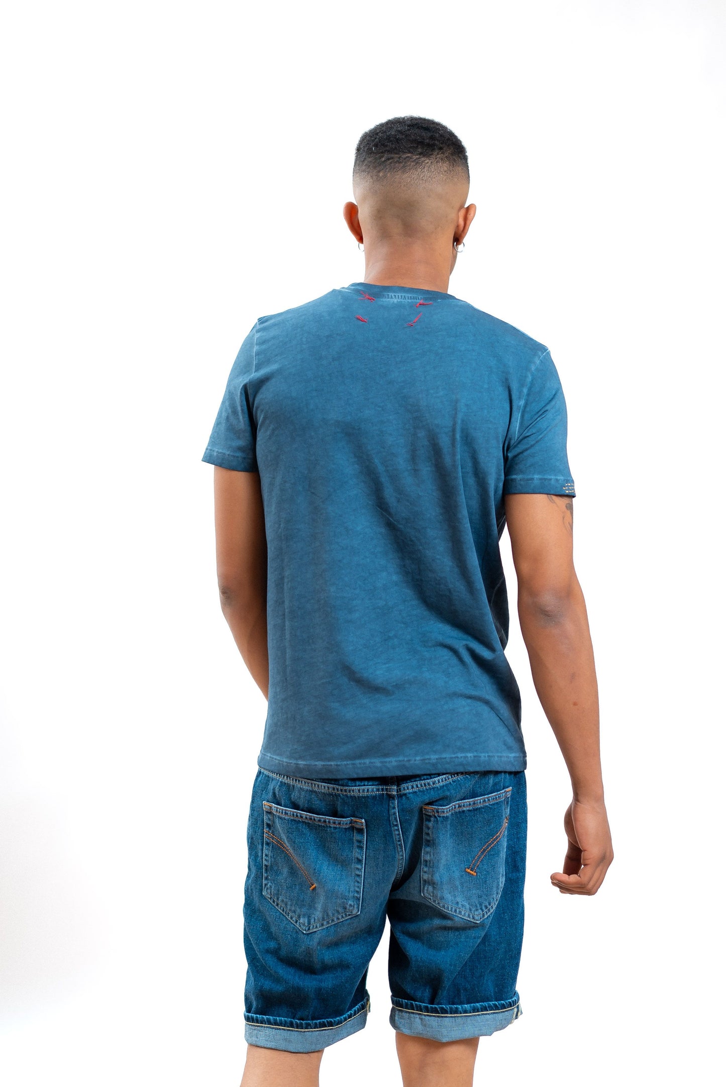 T-shirt even in cotone blu con taschino e ricami, retro
