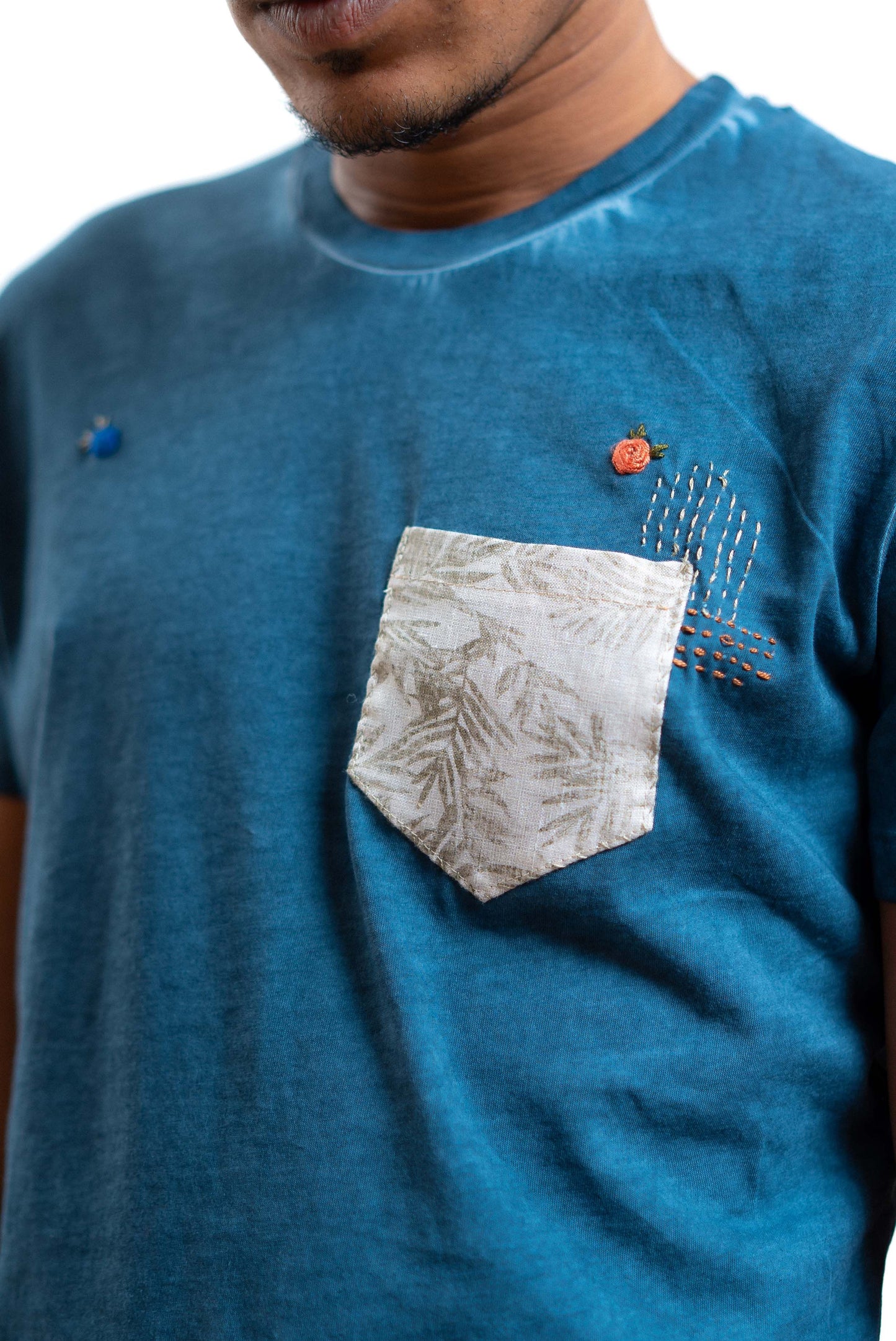 T-shirt even in cotone blu con taschino e ricami, dettaglio