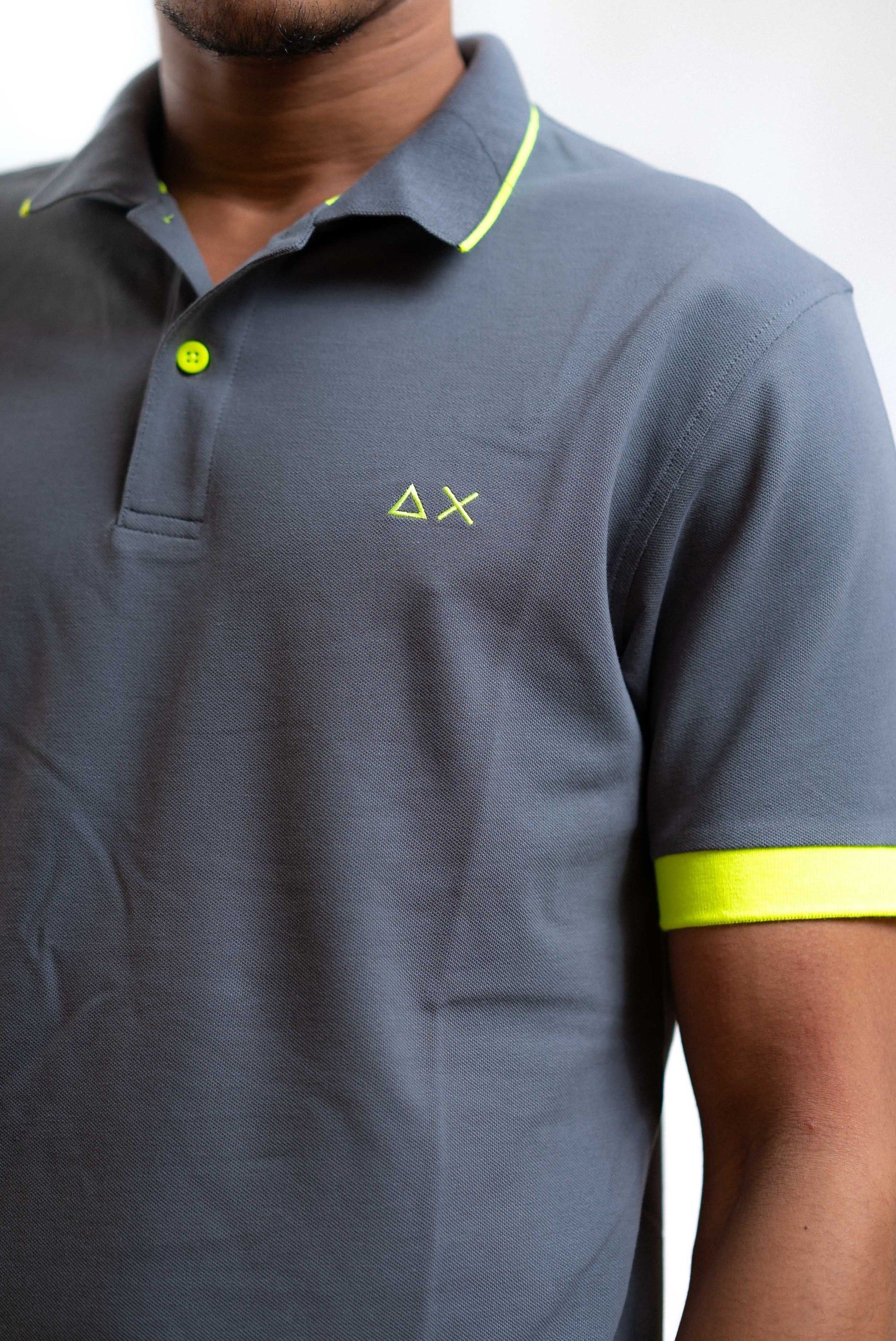 sun68 polo in piquet grigio con dettagli giallo fluo, dettaglio
