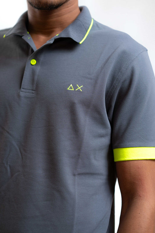 sun68 polo in piquet grigio con dettagli giallo fluo, dettaglio