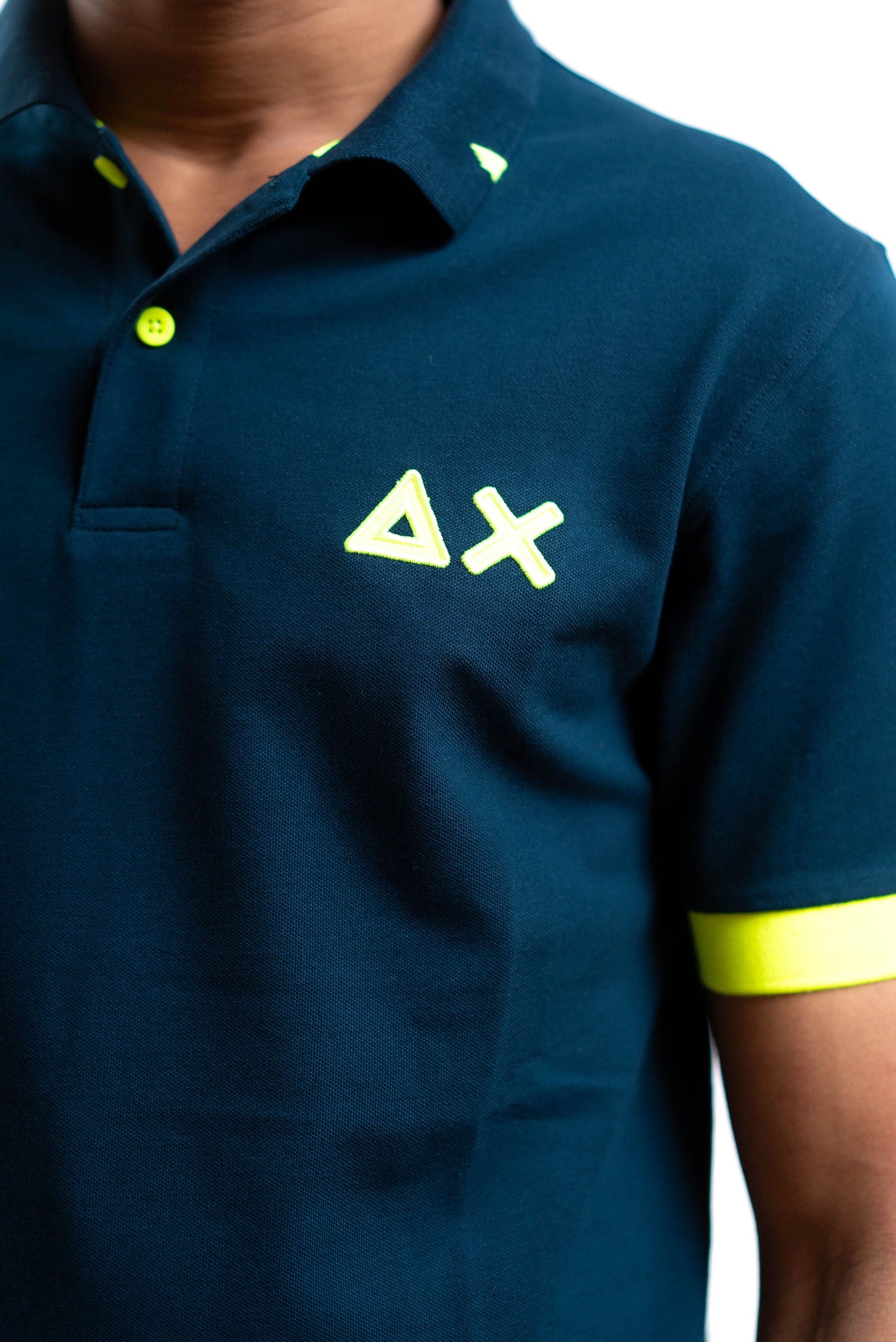 sun68 polo blu con logo e dettagli giallo fluo, dettaglio