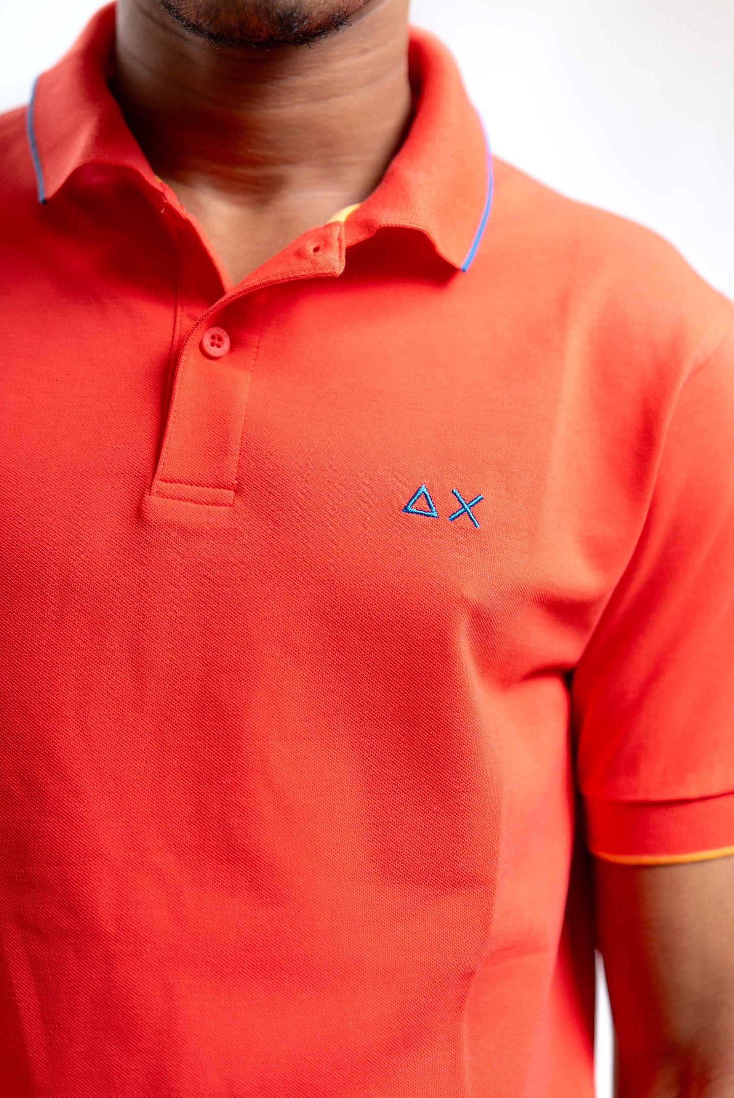 Sun68 uomo polo arancione in piquet con righe a contrasto e logo, dettaglio