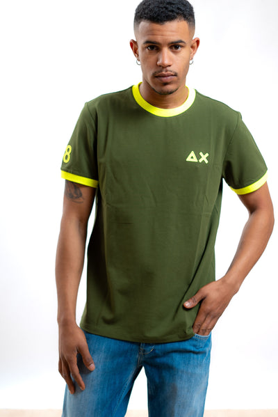 sun68 uomo t-shirt verde in piquet con logo e dettagli giallo fluo, fronte