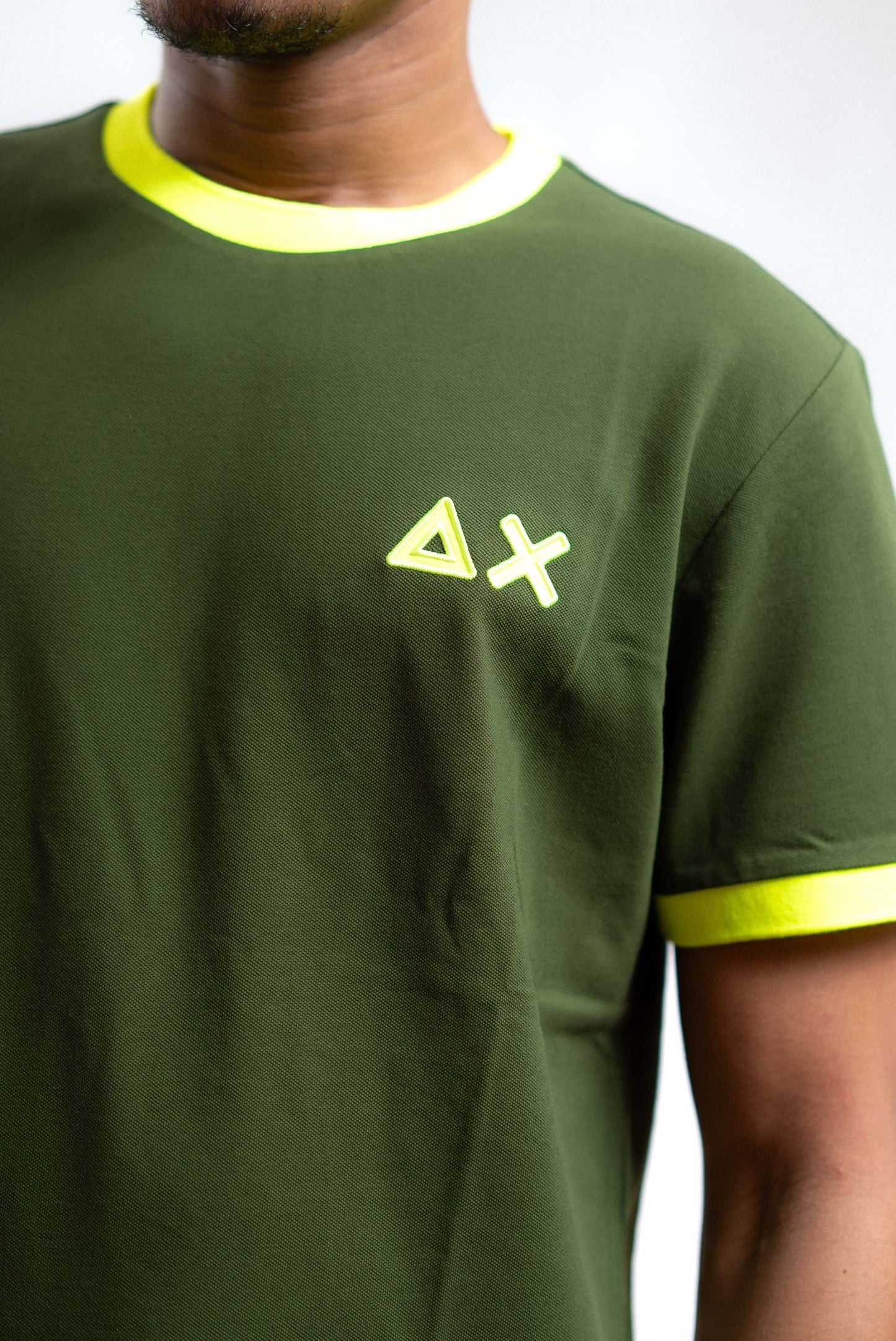 sun68 uomo t-shirt verde in piquet con logo e dettagli giallo fluo, dettaglio
