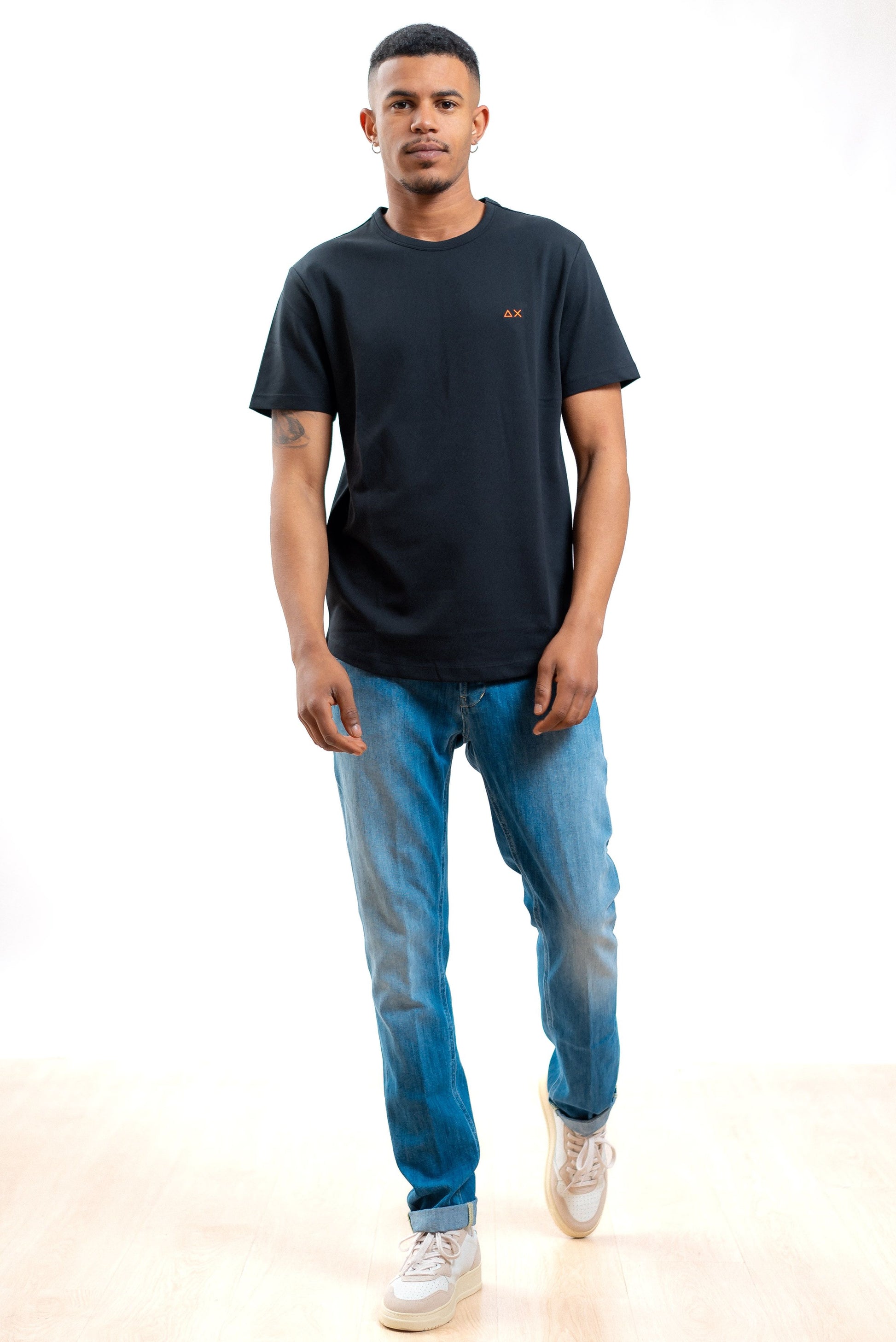 sun68 t-shirt nera in piquet con logo fluo, intero