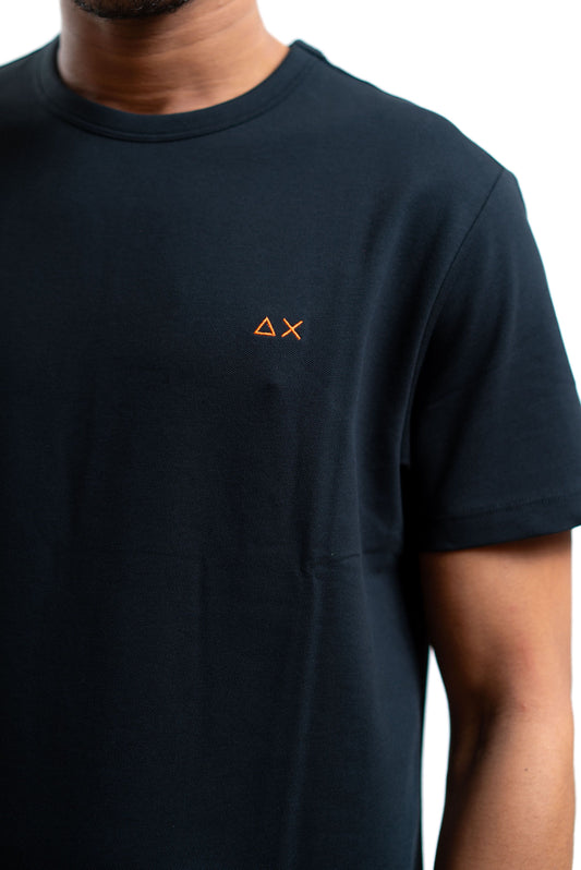 sun68 t-shirt nera in piquet con logo fluo, dettaglio