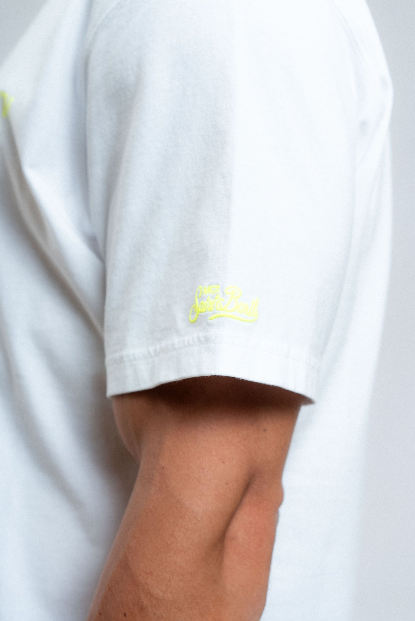 mc2 saint barth uomo t-shirt bianca con stampa padel in giallo, dettaglio