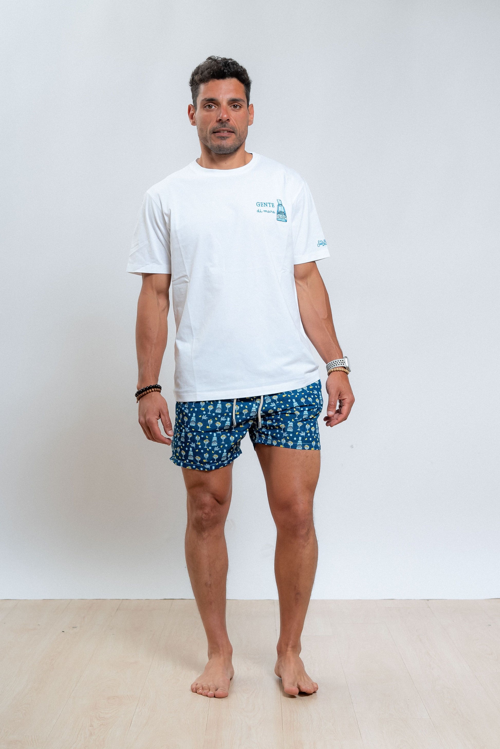 mc2 saint barth uomo t-shirt bianca con ricamo e stampa gin gente di mare, intero