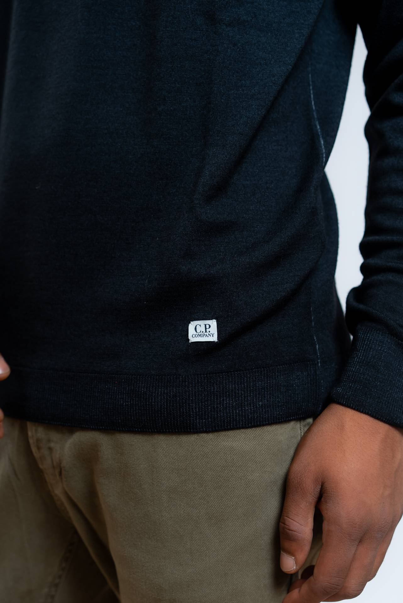 cp company maglia nera a girocollo in lana merino, dettaglio