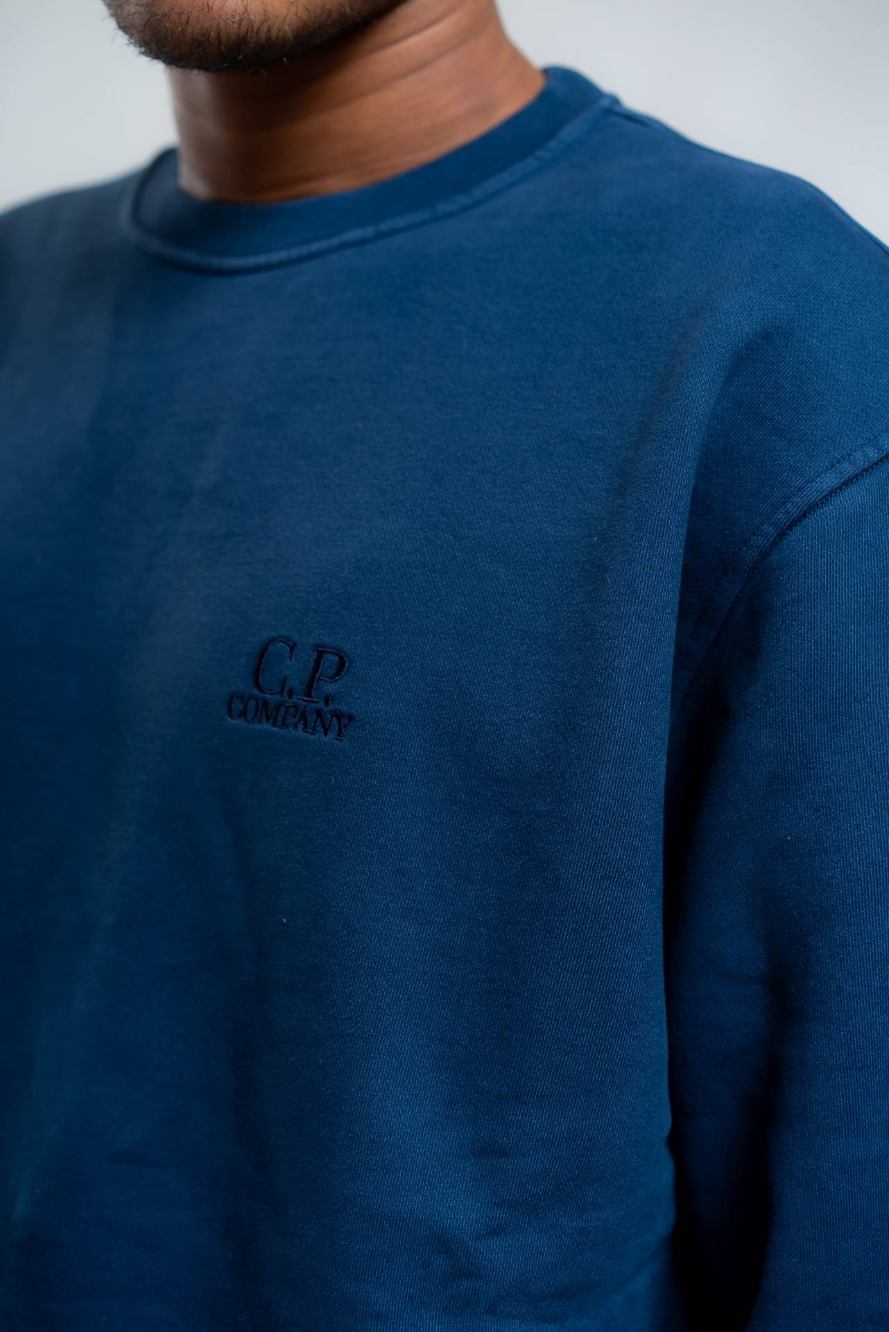 cp company uomo Felpa Brushed Emerized in Cotone Blu, dettaglio
