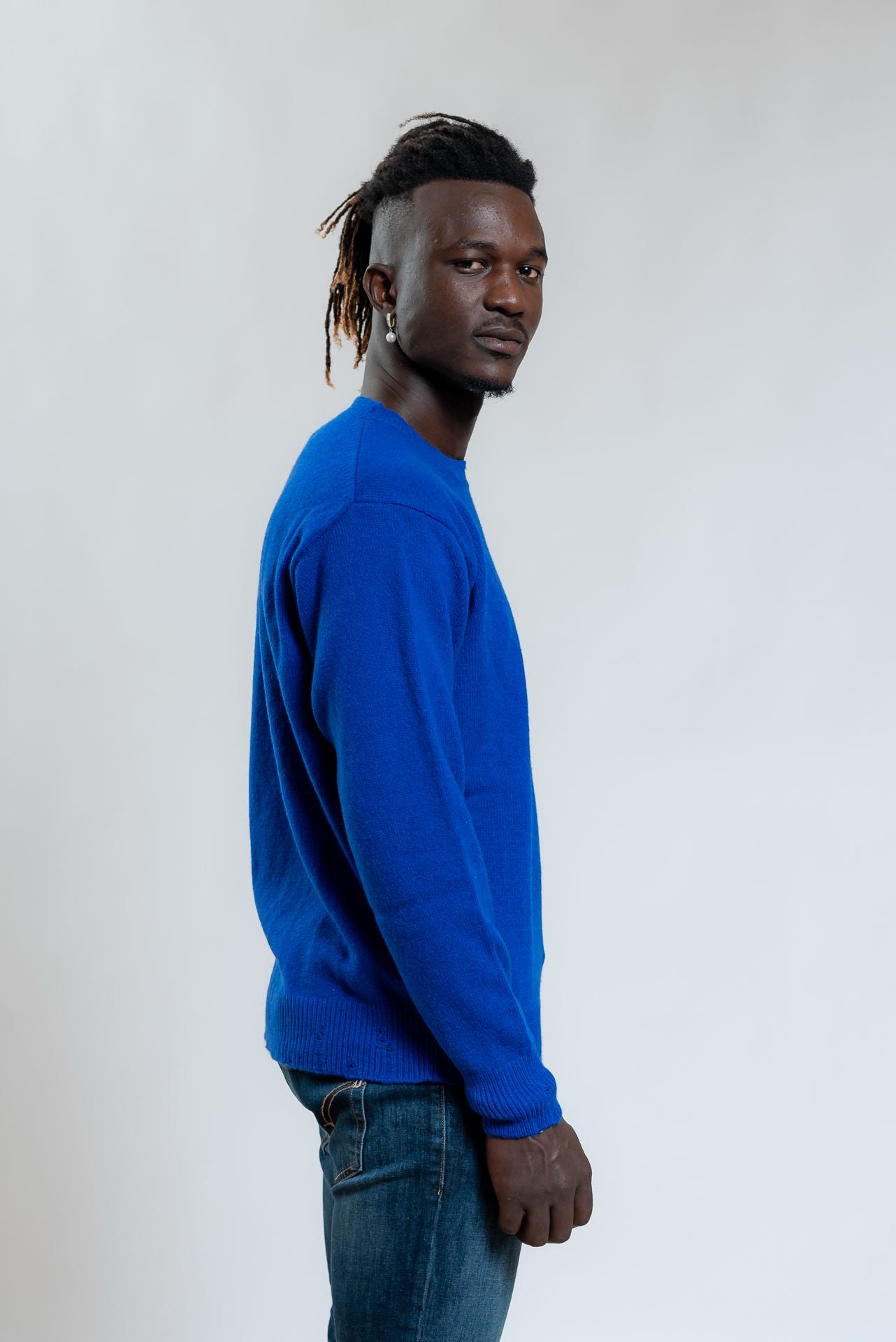 Amaranto Maglia a Girocollo blu elettrico In Lana e Cashmere con Rotture, lato