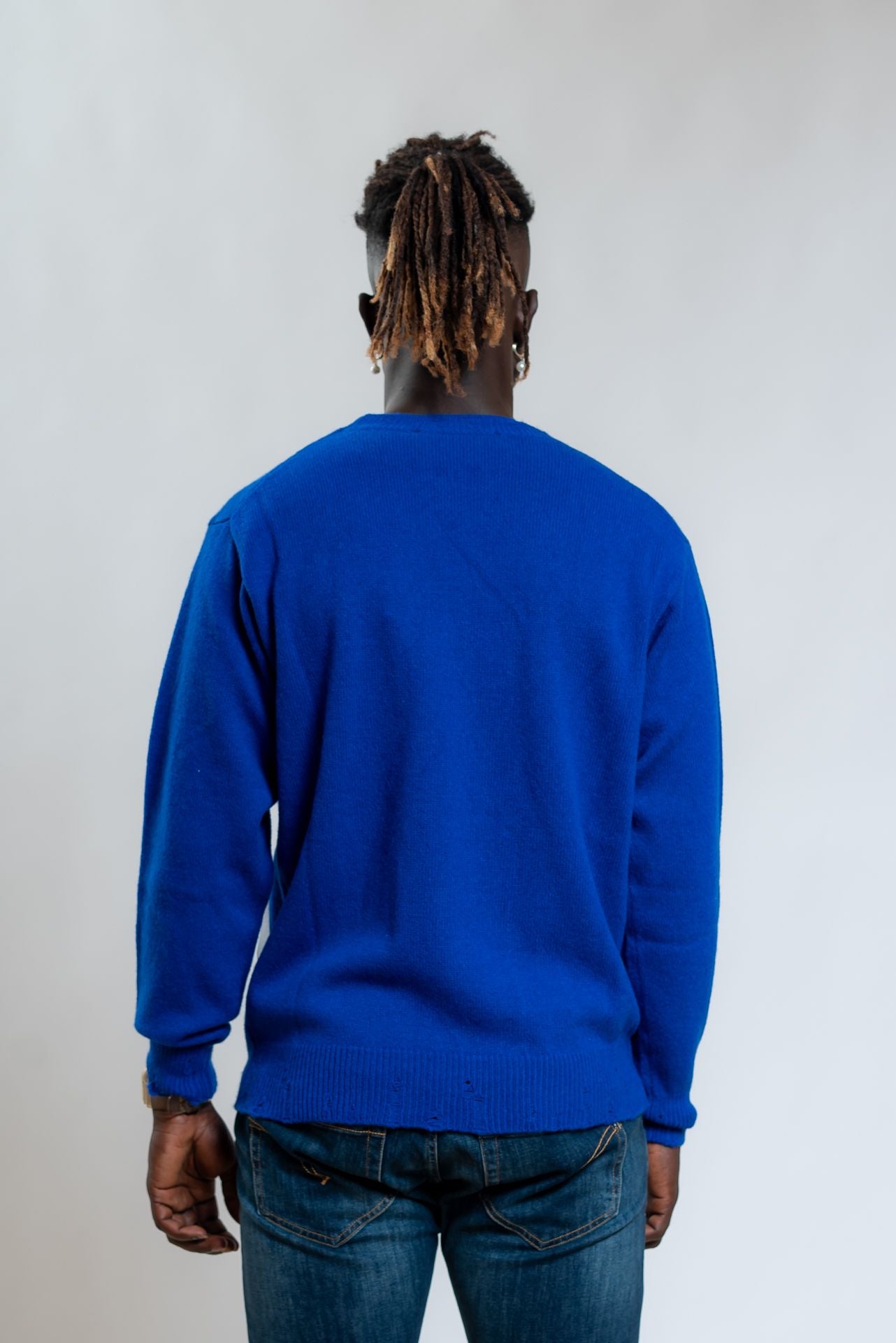 Amaranto Maglia a Girocollo blu elettrico In Lana e Cashmere con Rotture, retro