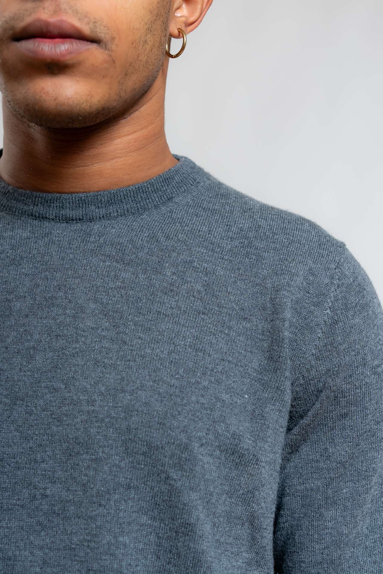 dettaglio del girocollo della maglia kangra da uomo in pura lana in sconto