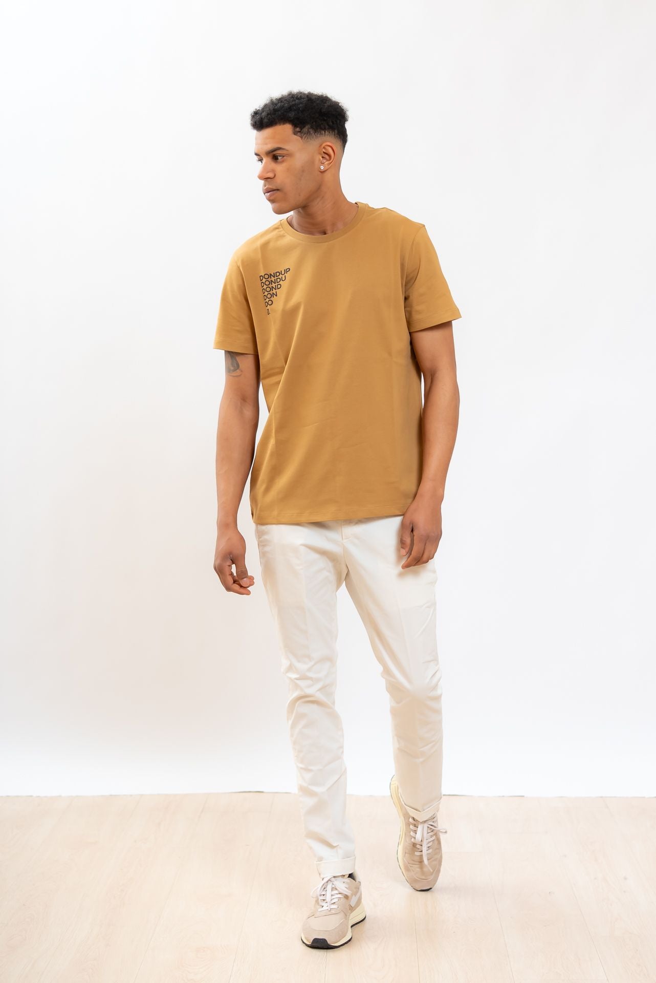 Dondup uomo t-shirt in jersey di cotone marrone con logo stampato in nero sul petto, intero