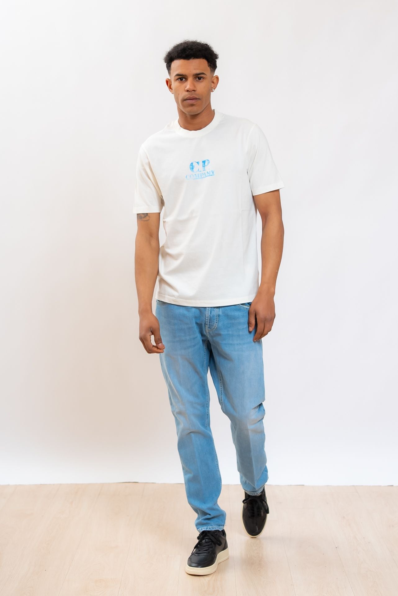 cp company uomo T-shirt a girocollo in jersey di cotone bianco, logo azzurro stampato sul petto e sul retro, intero