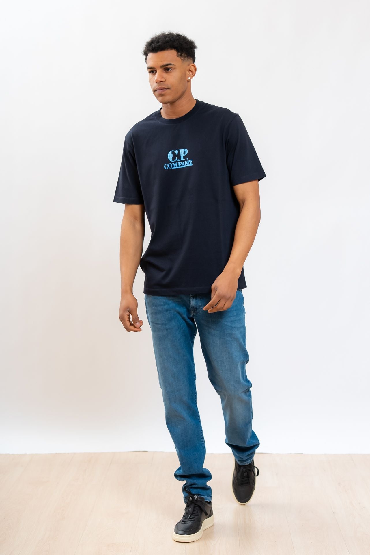 cp company uomo T-shirt a girocollo in jersey di cotone blu con logo azzurro stampato sul petto e sul retro, intero