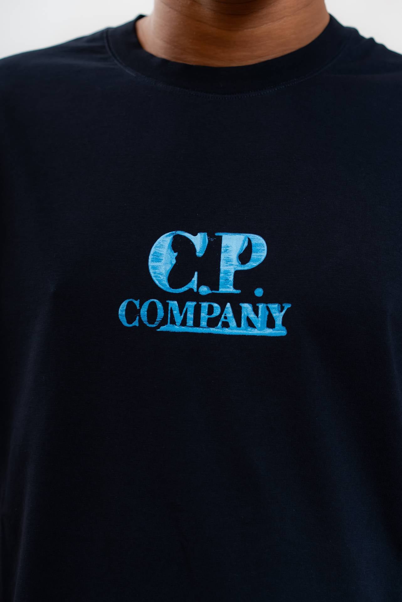 cp company uomo T-shirt a girocollo in jersey di cotone blu con logo azzurro stampato sul petto e sul retro, dettaglio