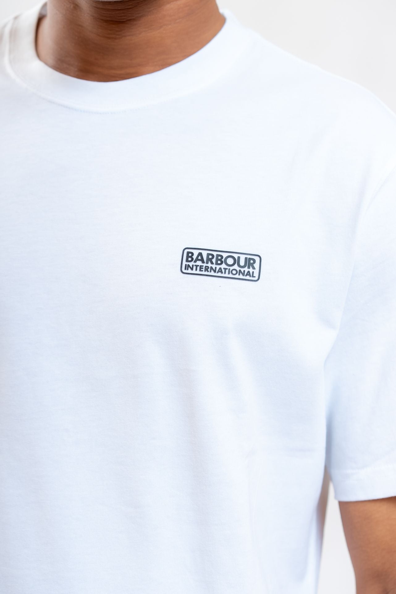 Barbour International uomo T-Shirt Bianca in Cotone con Logo, dettaglio