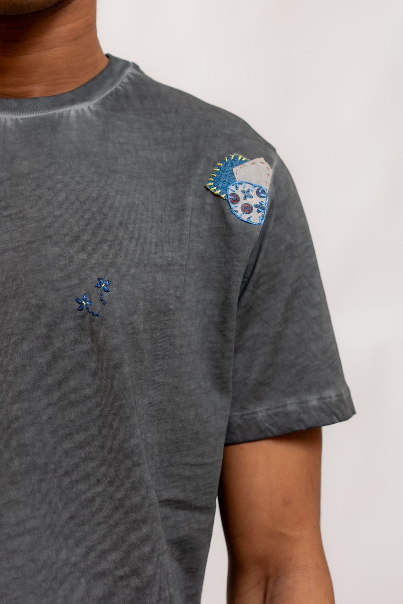 Bob Company T-shirt Even in Cotone Grigio con Ricami, dettaglio