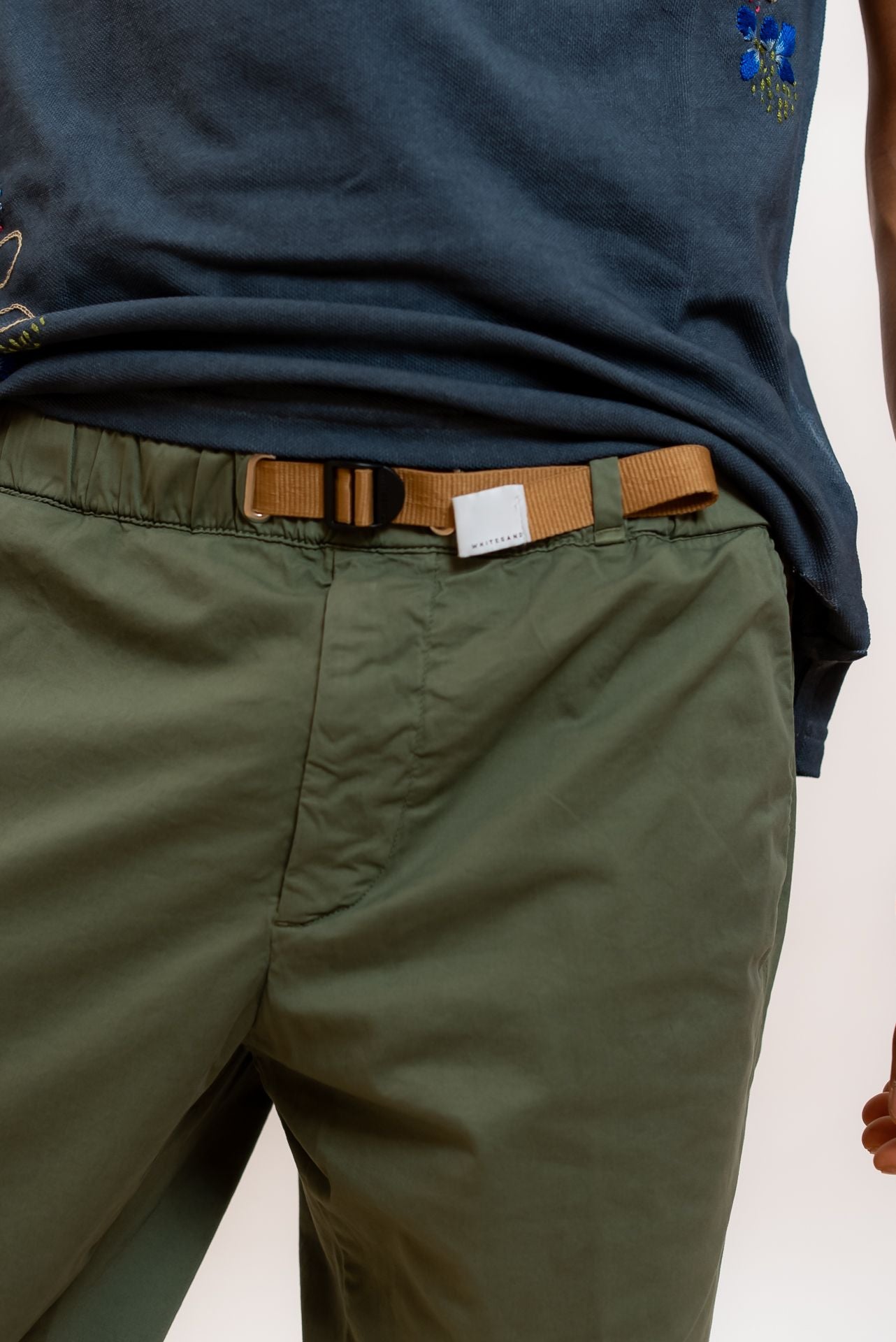 White Sand Pantalone Greg in Gabardina Verde, dettaglio