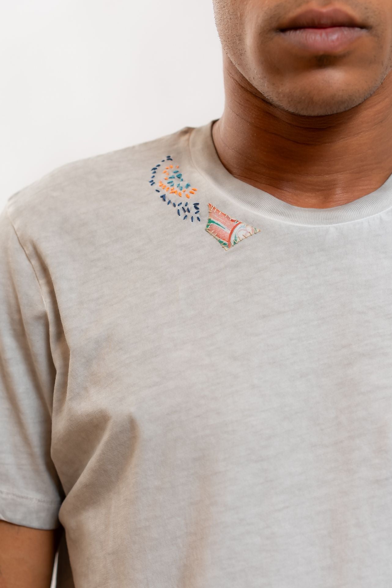 Bob Company T-shirt Even in Cotone Grigio con Ricami, dettaglio