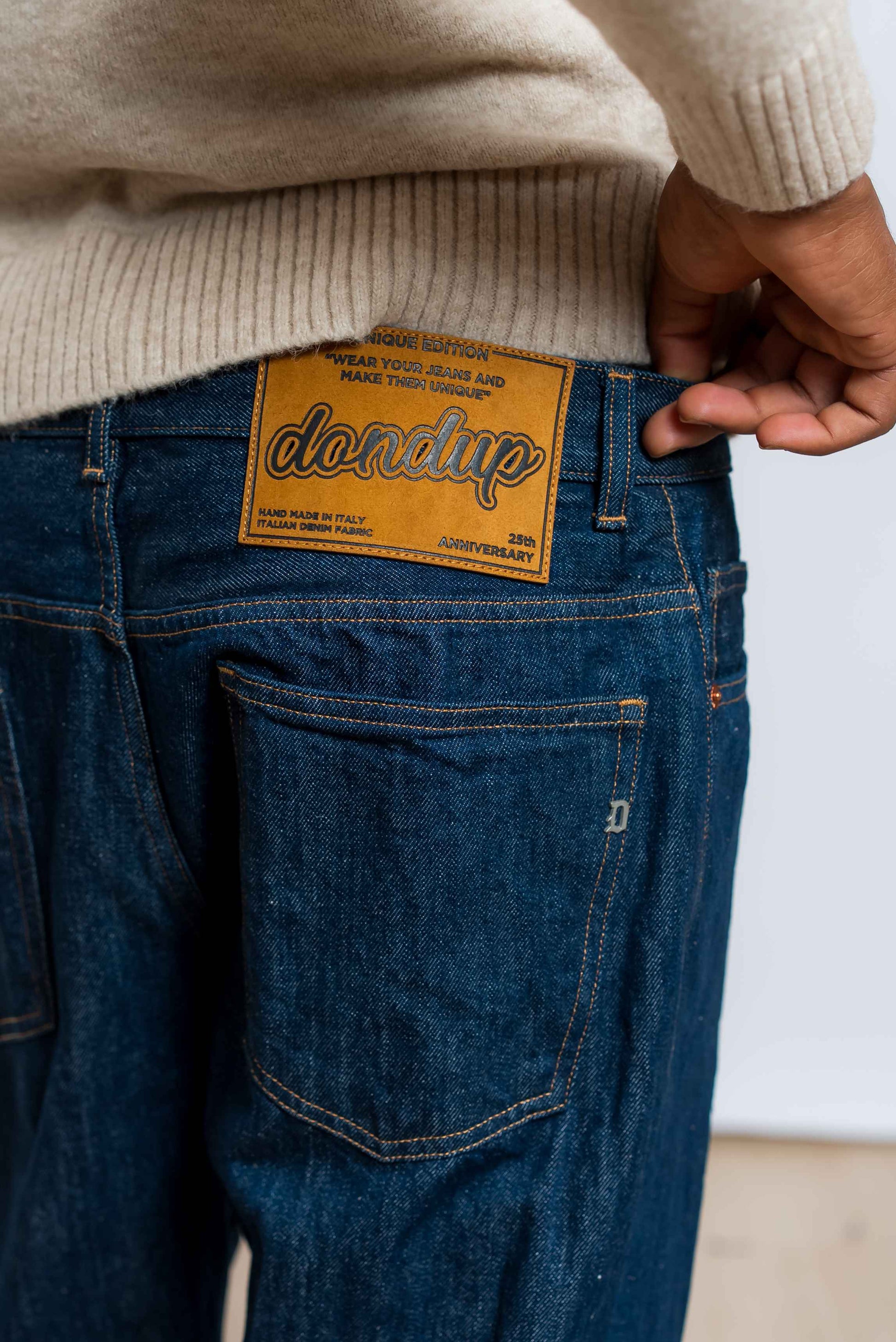 dettaglio con logo dondup del jeans unique edition 25th blu regular fit