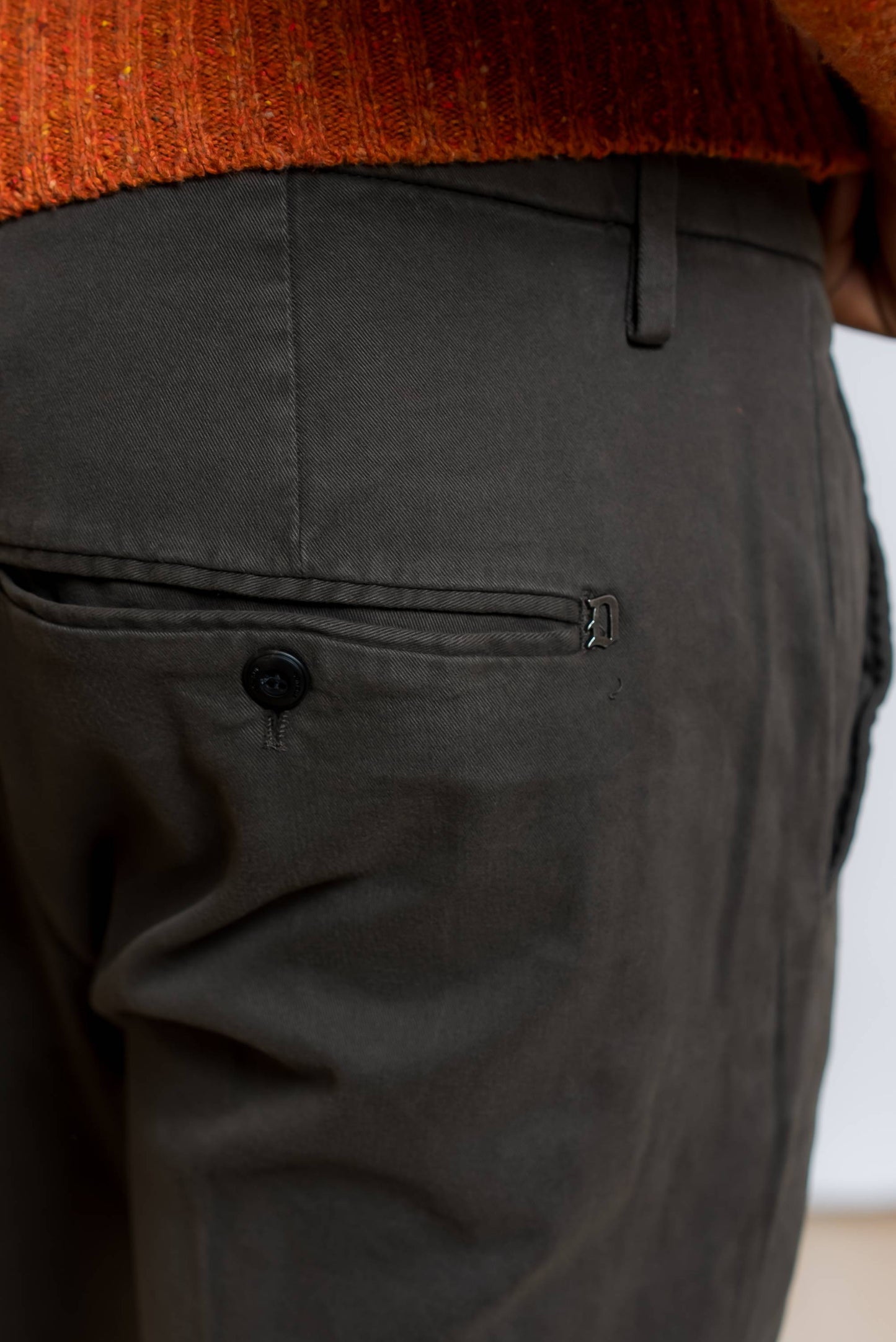 dettaglio della tasca posteriore e logo dundup sul pantalone gaubert marrone