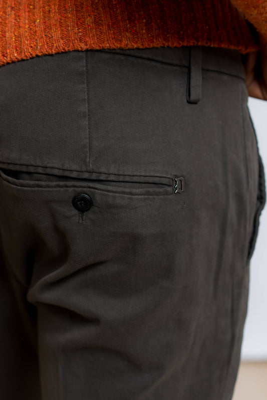 dettaglio della tasca posteriore e logo dundup sul pantalone gaubert marrone