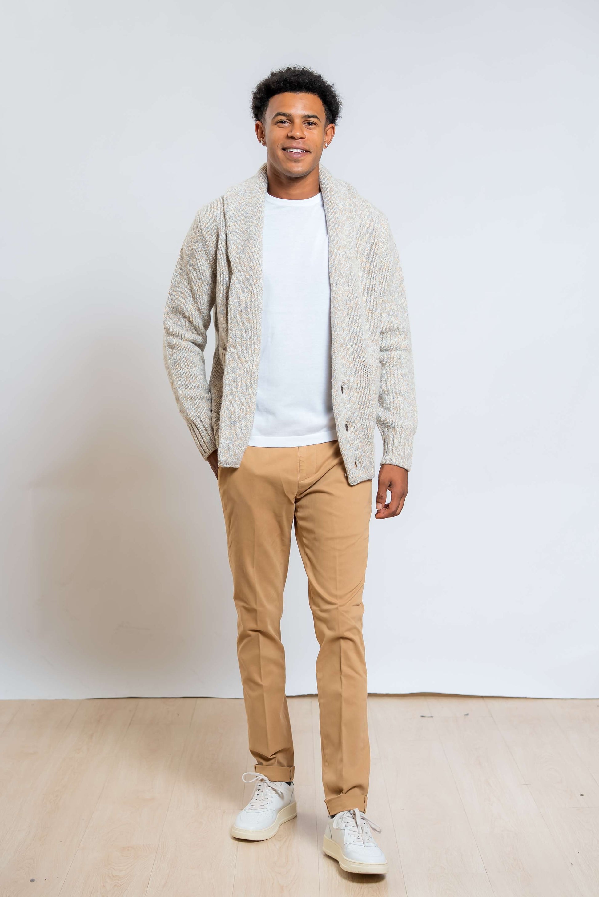 dondup uomo pantalone gaubert in cotone beige scuro abbinato ad una t-shirt bianca e un cardigan in lana beige