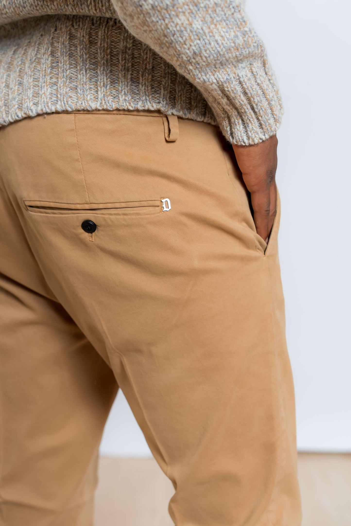 dettaglio tasca posteriore e logo dondup sul pantalone gaubert beige scuro