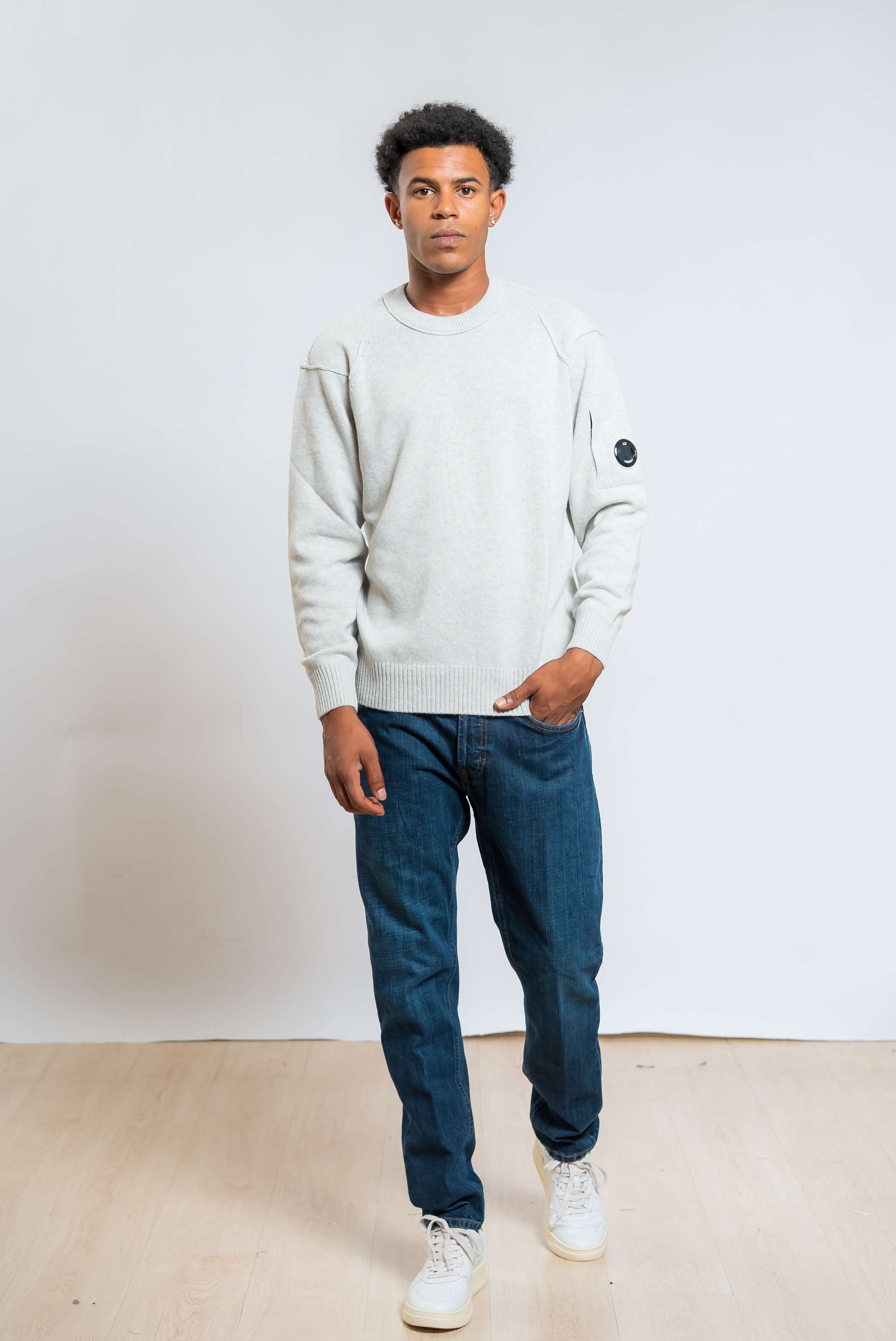 jeans dondup dian blu scuro con vestibilità carrot fit abbinato ad un maglione lambswool di cp company grigio