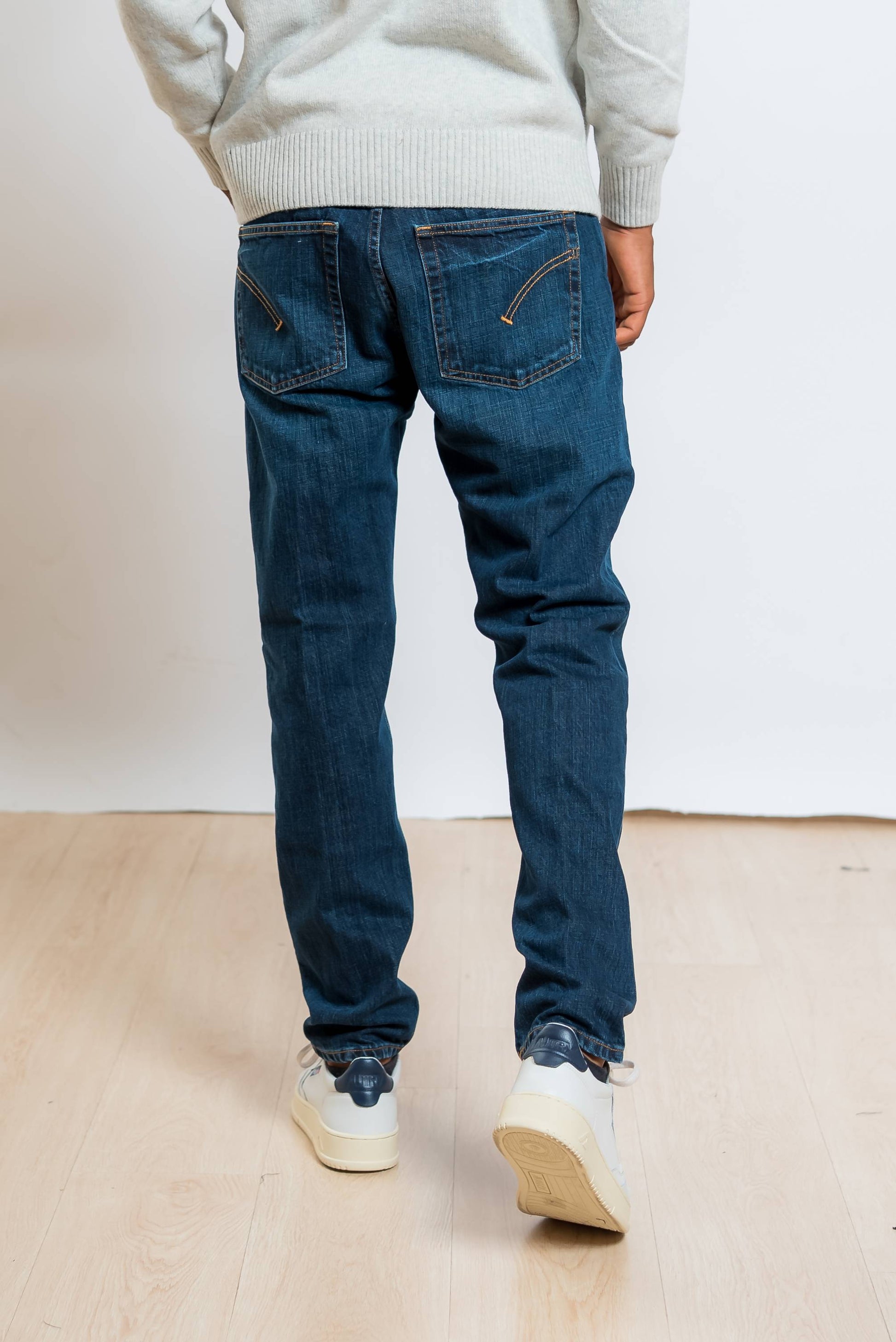 jeans dondup dian blu scuro con vestibilità carrot fit - vista posteriore