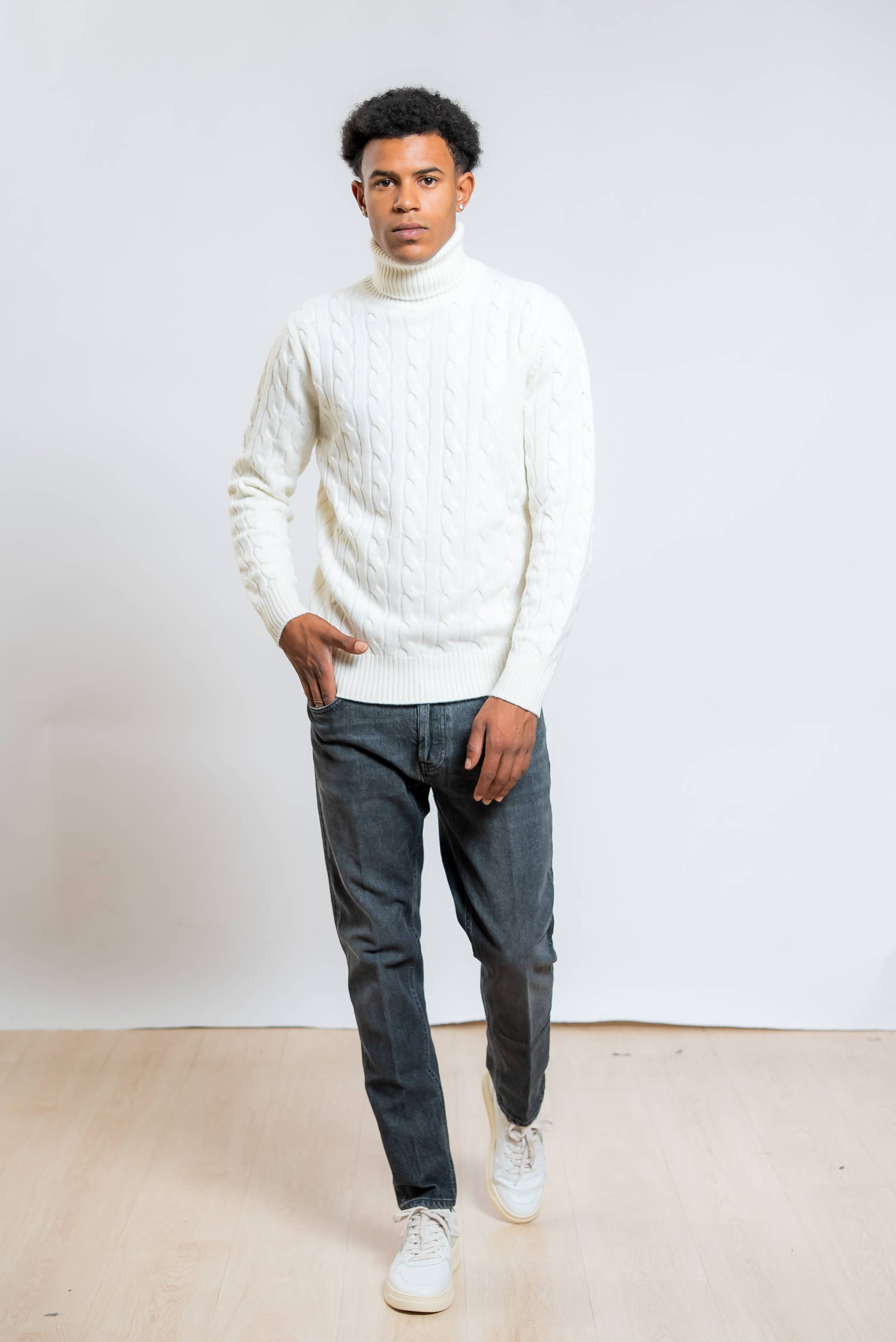 dondup jeans nero lavato dian abbinato a maglione a collo alto bianco