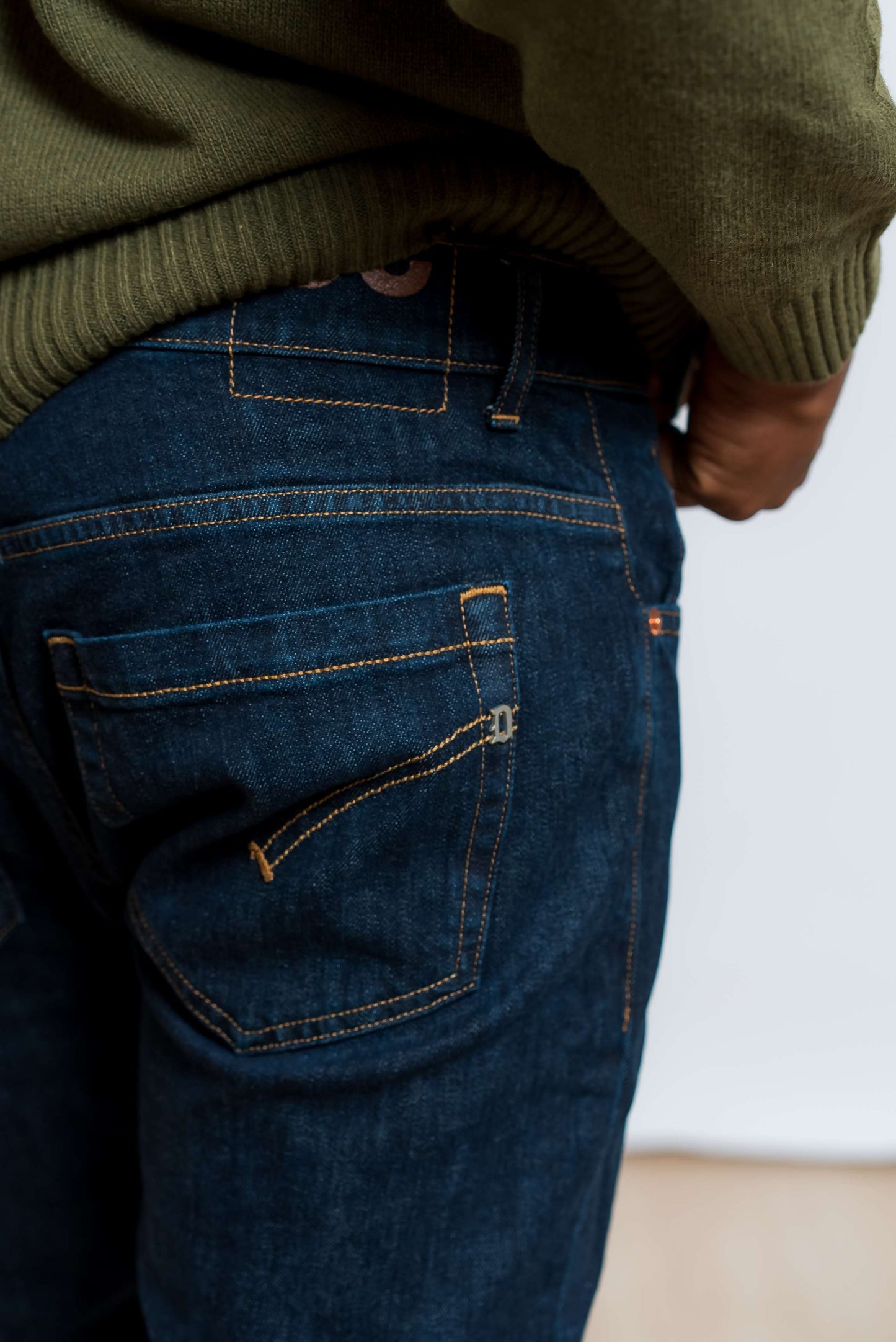 dettaglio del logo dondup sul jeans george skinny fit blu scuro 