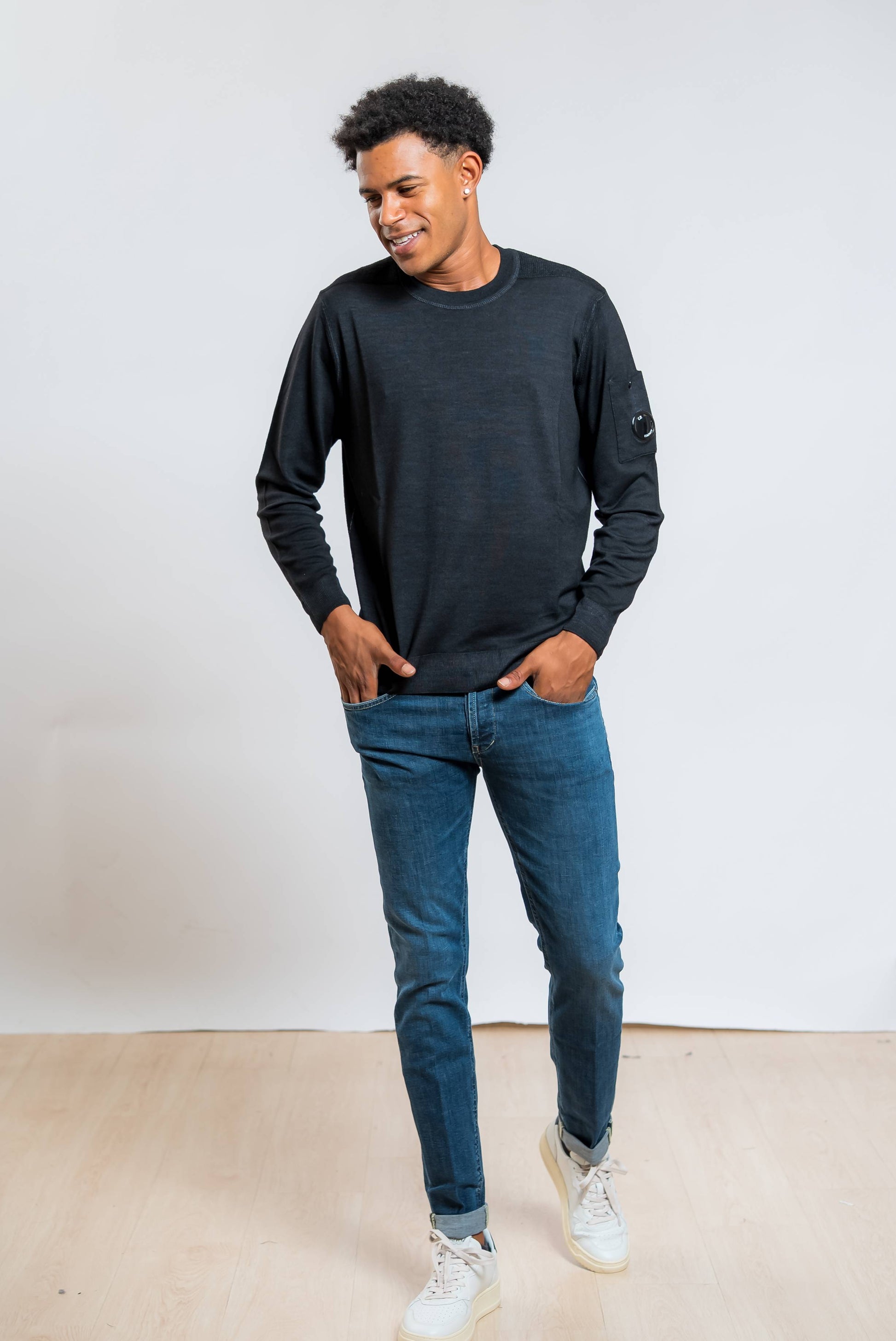 dondup jeans george skinny fit con lavaggio medio scuro abbinato ad una maglia nera in lana