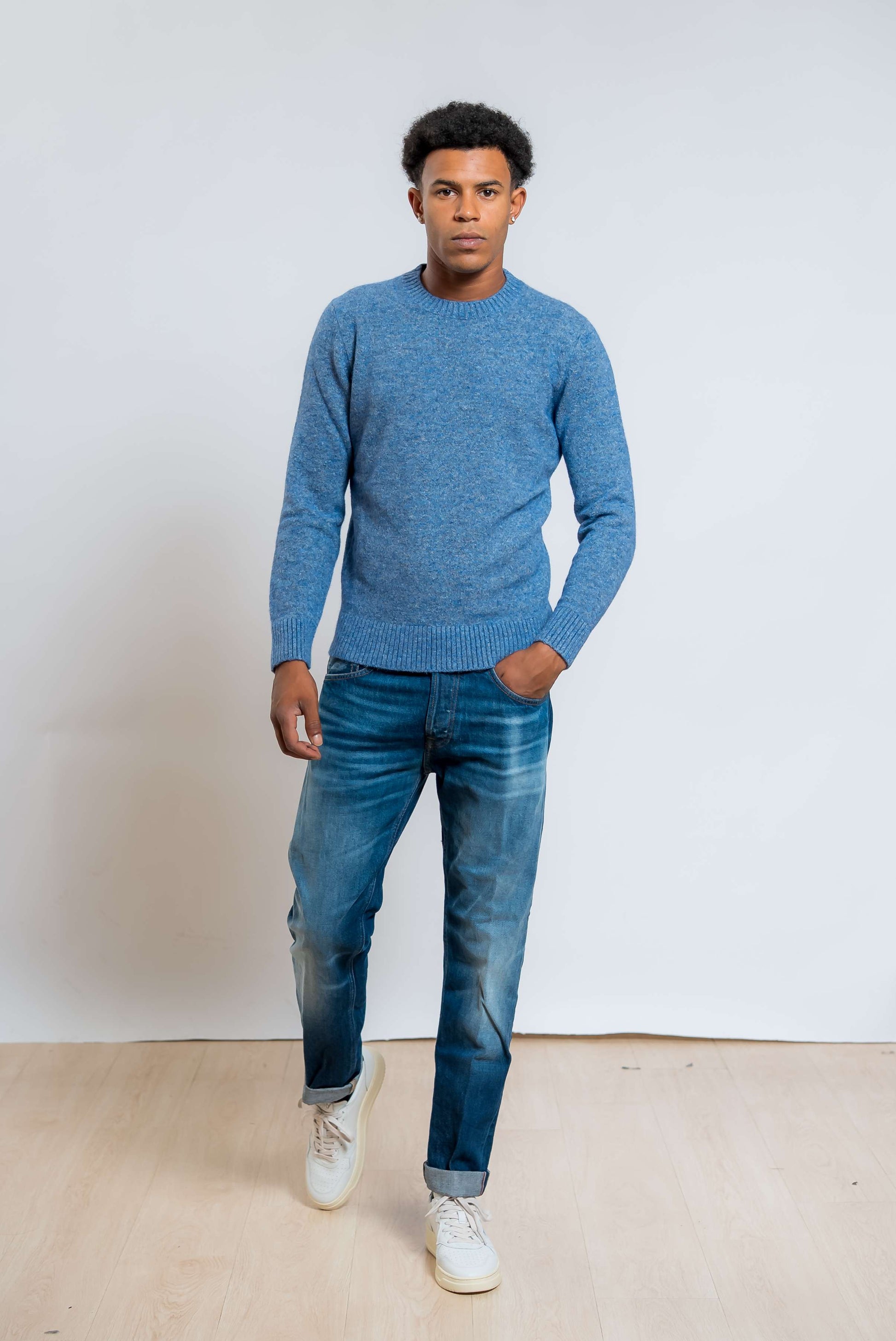 jeans icon di dondup con cimosa abbinato ad un maglione azzurro
