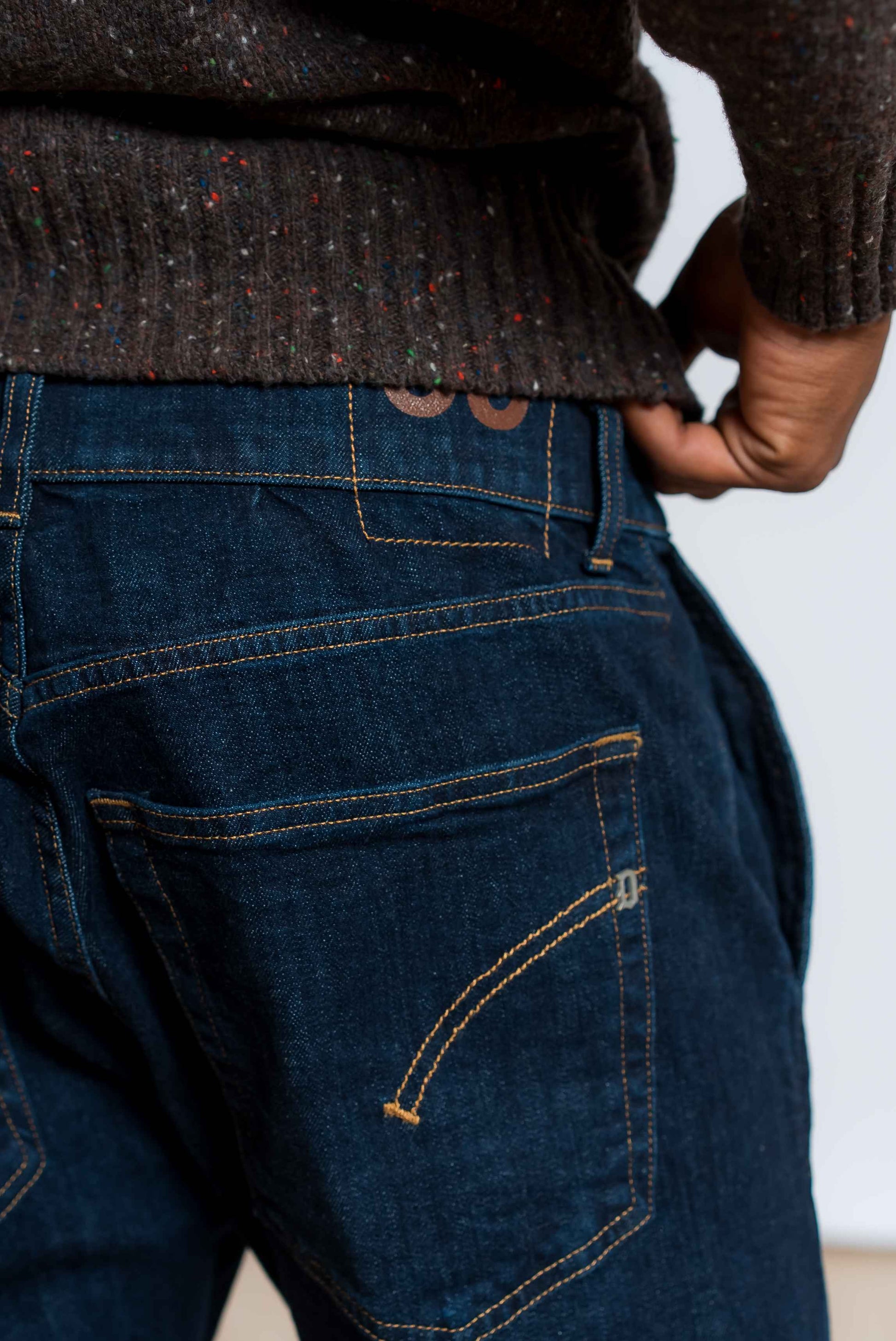dettaglio della tasca posteriore con logo dondup sul jeans jeff