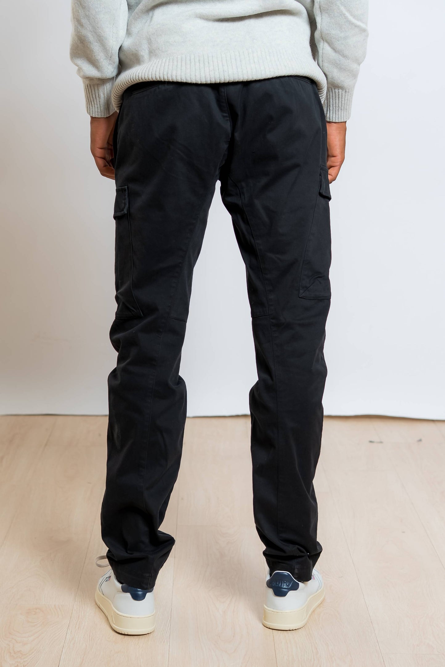 cp company pantaloni cargo satin stretch in cotone nero con tasconi - visuale posteriore